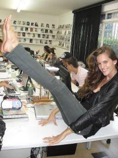Izabel Goulart feet photo thumbnail