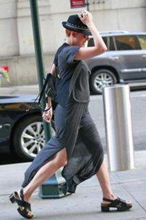 Scarlett Johansson feet photo thumbnail