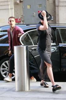 Scarlett Johansson feet photo thumbnail