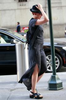 Scarlett Johansson feet photo thumbnail
