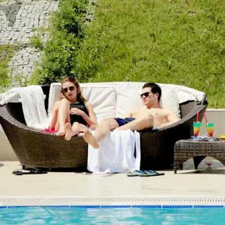 Serenay Sarikaya feet photo thumbnail