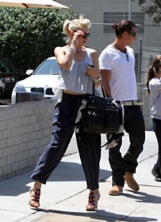 Gwen Stefani feet photo thumbnail