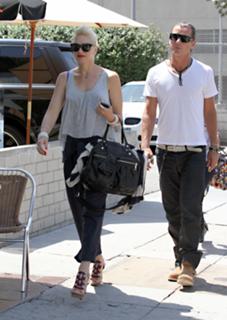 Gwen Stefani feet photo thumbnail