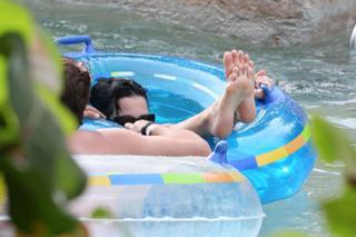 Katy Perry feet photo thumbnail