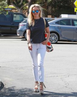 Reese Witherspoon feet photo thumbnail