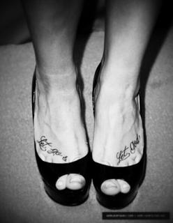 Demi Lovato feet photo thumbnail