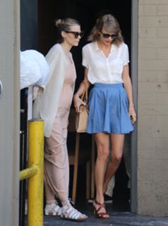 Taylor Swift feet photo thumbnail