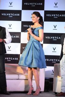 Kriti Sanon feet photo thumbnail
