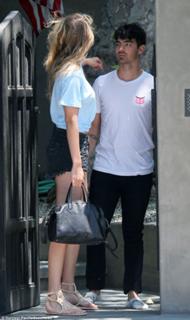 Gigi Hadid feet photo thumbnail