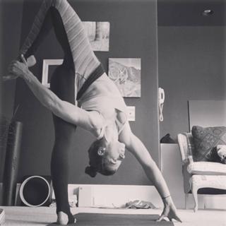 Danica Patrick feet photo thumbnail