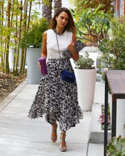 Jessica Alba feet photo thumbnail