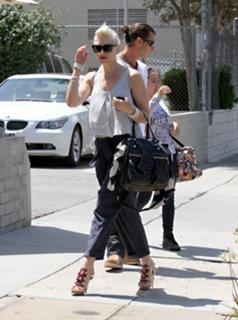Gwen Stefani feet photo thumbnail