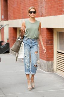 Hailey Bieber feet photo thumbnail