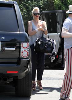 Gwen Stefani feet photo thumbnail