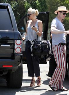Gwen Stefani feet photo thumbnail
