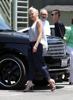 Gwen Stefani feet photo thumbnail