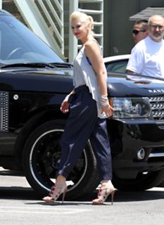 Gwen Stefani feet photo thumbnail