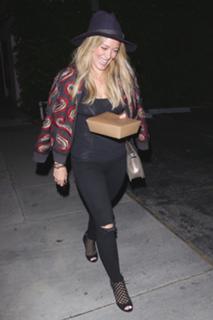 Hilary Duff feet photo thumbnail