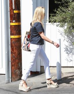 Reese Witherspoon feet photo thumbnail