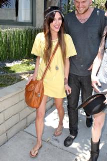 Ashlee Simpson feet photo thumbnail
