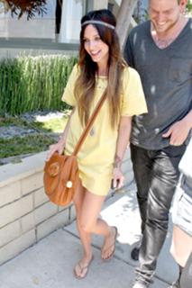 Ashlee Simpson feet photo thumbnail