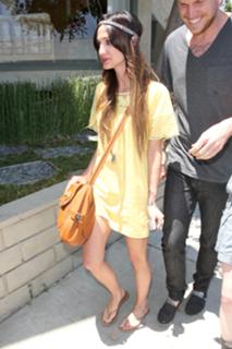 Ashlee Simpson feet photo thumbnail