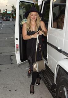 Hilary Duff feet photo thumbnail