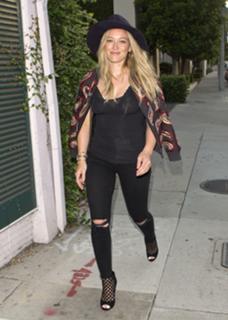 Hilary Duff feet photo thumbnail