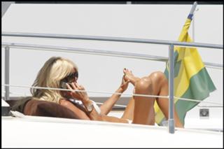 Victoria Silvstedt feet photo thumbnail