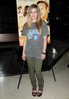 Avril Lavigne feet photo thumbnail