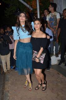 Jacqueline Fernandez feet photo thumbnail