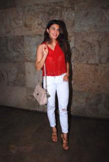 Jacqueline Fernandez feet photo thumbnail