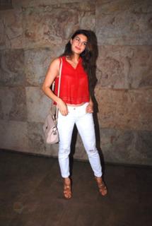 Jacqueline Fernandez feet photo thumbnail