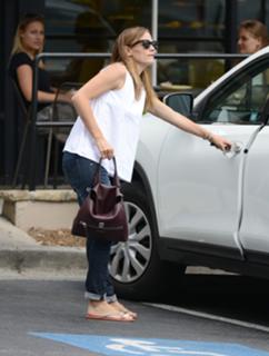 Jennifer Garner feet photo thumbnail