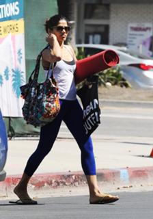 Freida Pinto feet photo thumbnail