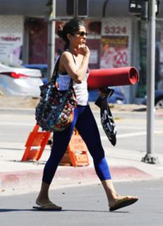 Freida Pinto feet photo thumbnail