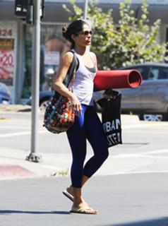 Freida Pinto feet photo thumbnail