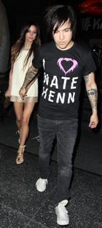 Ashlee Simpson feet photo thumbnail