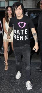 Ashlee Simpson feet photo thumbnail