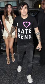 Ashlee Simpson feet photo thumbnail