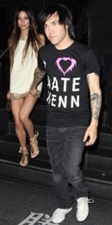 Ashlee Simpson feet photo thumbnail