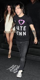 Ashlee Simpson feet photo thumbnail