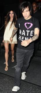 Ashlee Simpson feet photo thumbnail