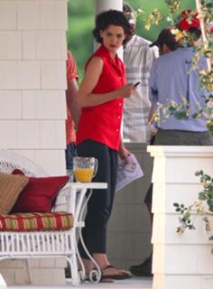 Katie Holmes feet photo thumbnail
