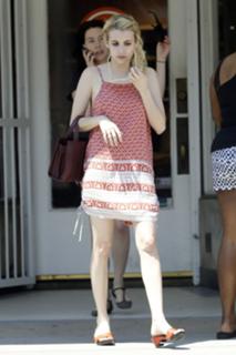 Emma Roberts feet photo thumbnail