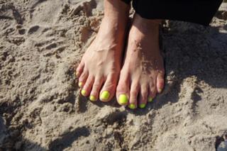 Angie Harmon feet photo thumbnail