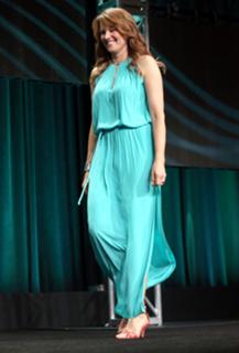 Lucy Lawless feet photo thumbnail