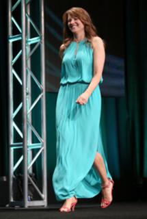 Lucy Lawless feet photo thumbnail