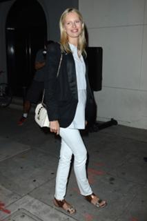 Karolina Kurkova feet photo thumbnail