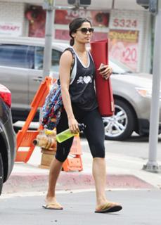 Freida Pinto feet photo thumbnail